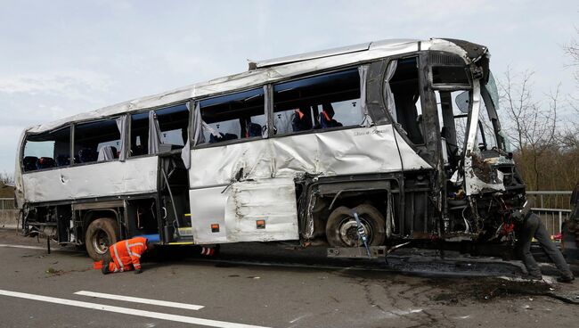 Автобус, упавший с моста в Бельгии