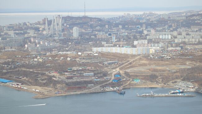 Вид на Владивосток с моста на остров Русский. Архивное фото