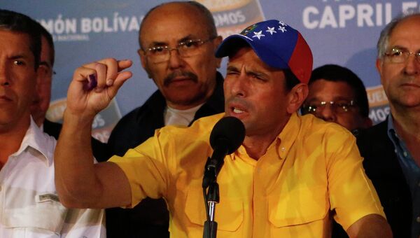 Кандидат в президенты Венесуэлы от оппозиции Энрике Каприлес во время пресс-конференции в Каракасе