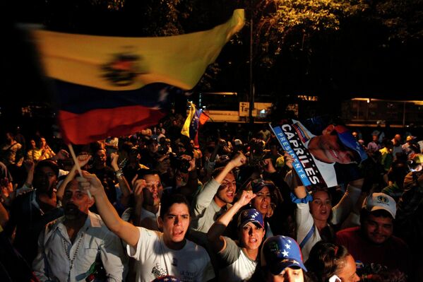 Сторонники кандидата в президенты Венесуэлы Энрике Каприлеса