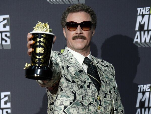 Актер Уилл Феррелл позирует с наградой 2013 MTV Movie Awards в номинации «гений комедии»