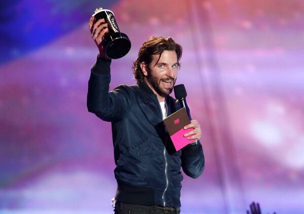 Брэдли Купер получил награду 2013 MTV Movie Awards в номинации лучший поцелуй