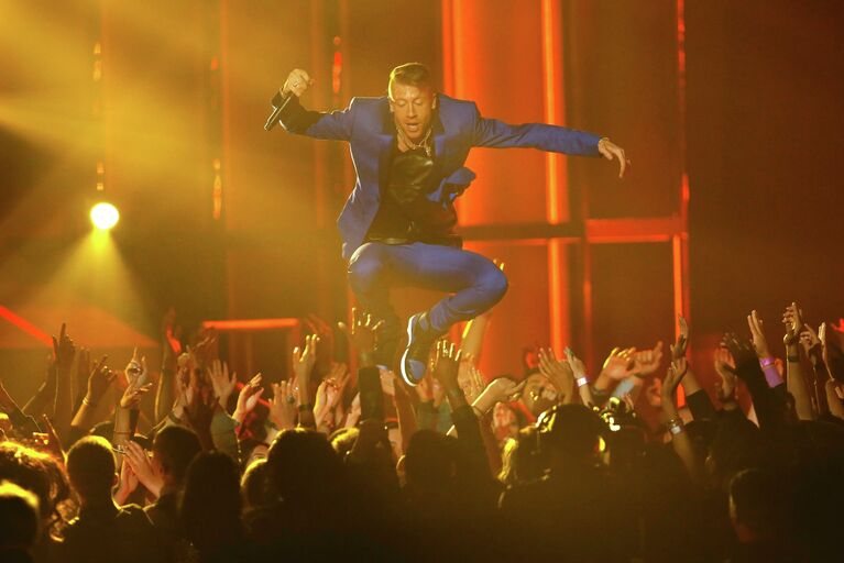 Музыкант Бен Хаггерти, он же Macklemore, выступает на церемонии 2013 MTV Movie Awards