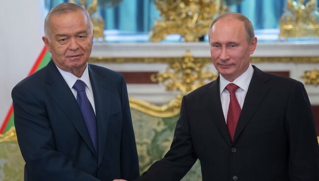 Президент РФ Владимир Путин (справа) и президент Узбекистана Ислам Каримов во время встречи в Кремле. Архивное фото