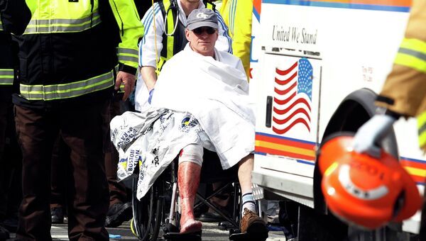 Помощь пострадавшим от взрыва у финишной линии Бостонского марафона