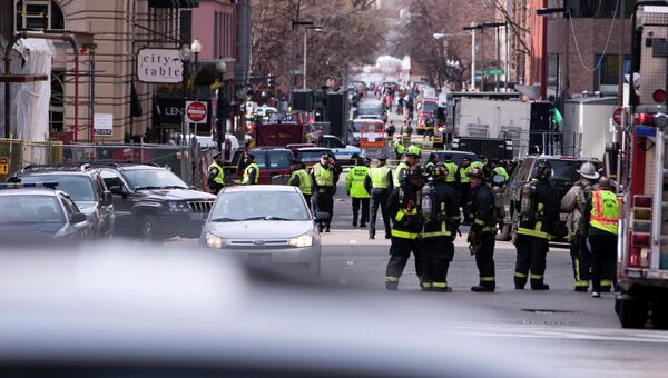 Полиция и пожарные Бостона на месте происшествия после взрыва у финишной линии Бостонского марафона