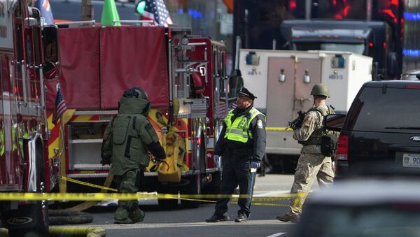 Саперы работают недалеко от места взрыва в Бостоне