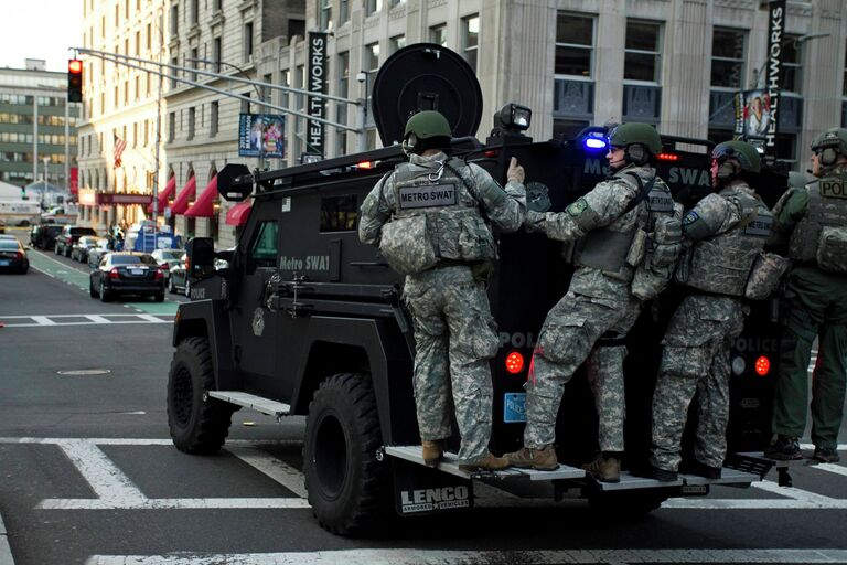 Штурмовая группа SWAT на одной из улиц Бостона Штурмовая группа SWAT на одной из улиц Бостона