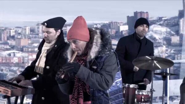 Скриншот с видеоклипа Четвертый троллейбус группы Мумий Тролль
