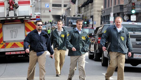 Сотрудники ФБР на месте взрыва в Бостоне