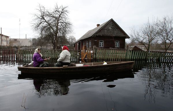 Жители подтопленной паводком деревни Озераны Гомельской области