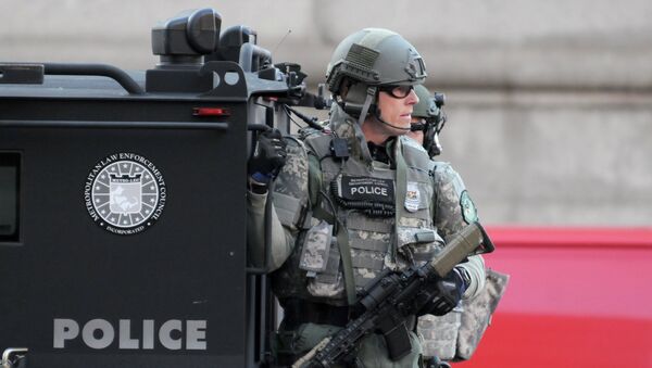 Команда SWAT патрулирует площадь Копли в Бостоне после теракта