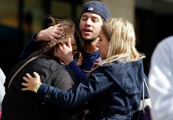 Люди на улице Бостона после взрыва, который прогремел у финишной линии Бостонского марафона