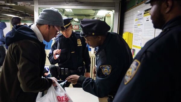 Сотрудники полиции обыскивают жителей Нью-Йорка в связи с прогремевшими взрывами в Бостоне