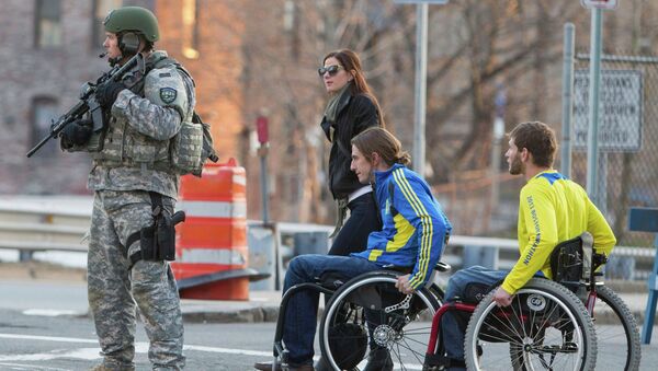 Сотрудник команды SWAT патрулирует Массачусетс-Авеню в Бостоне