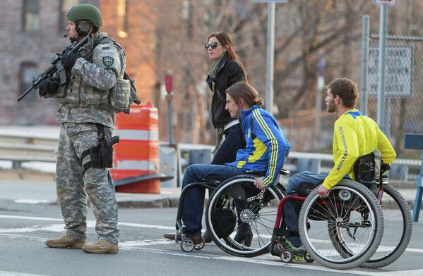 Сотрудник команды SWAT патрулирует Массачусетс-Авеню в Бостоне