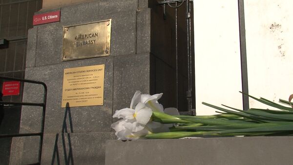Россияне несут цветы к посольству США после взрывов в Бостоне