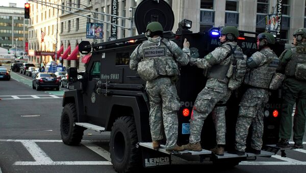 Команда SWAT патрулирует улицы Бостона после теракта