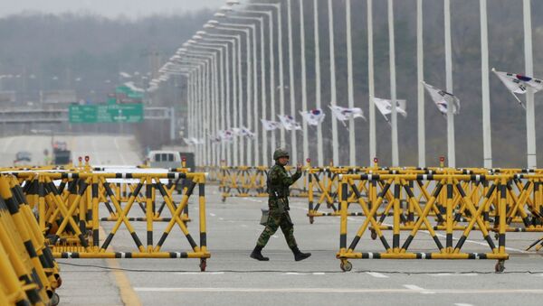 Южнокорейский солдат в демилитаризованной зоне между Южной Кореей и КНДР