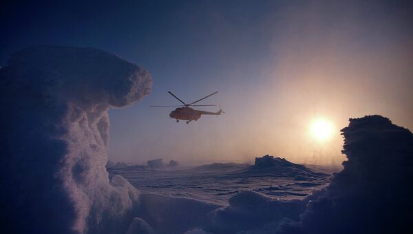 Один из вертолетов, доставивших участников экспедиции Карелия – Северный Полюс – Гренландия с дрейфующей ледовой базы Барнео на Северный полюс