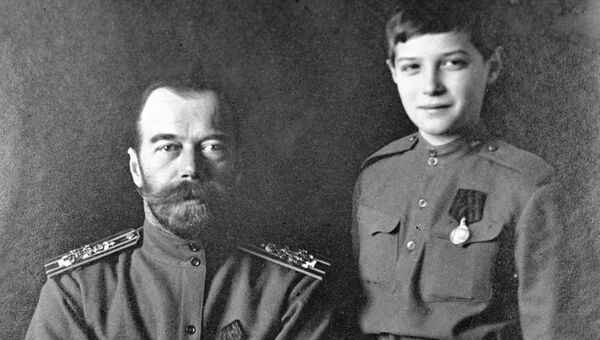 Император Николай II с сыном Алексеем. Архивное фото