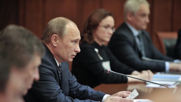 Владимир Путин ( в центре) проводит совещание по вопросам переселения граждан из аварийного жилищного фонда