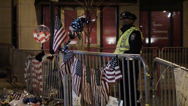 Полиция дежурит рядом с местом взрывов в Бостоне