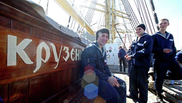 Члены команды учебного парусника Балтийской государственной академии рыбопромыслового флота Крузенштерн