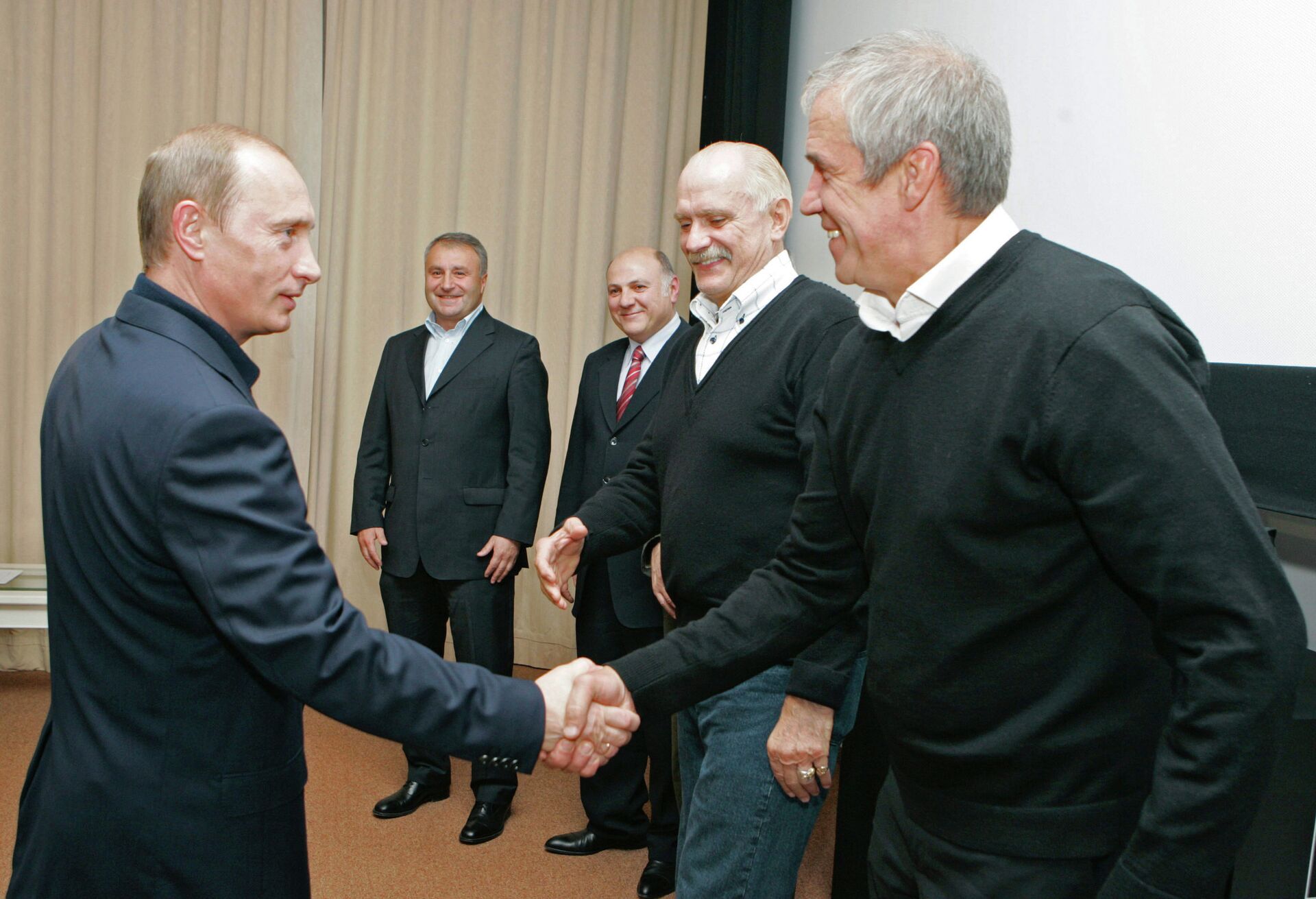Владимир Путин на встрече со съемочной группой фильма 12, 2007 год - РИА Новости, 1920, 30.08.2023