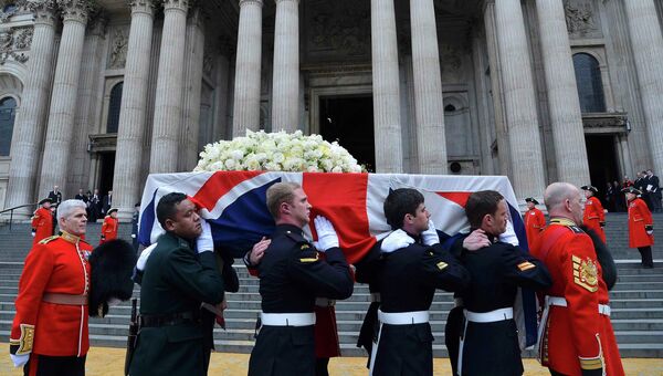 Гроб с телом экс-премьера Великобритании Маргарет Тэтчер, накрытый государственным флагом, несут после отпевания