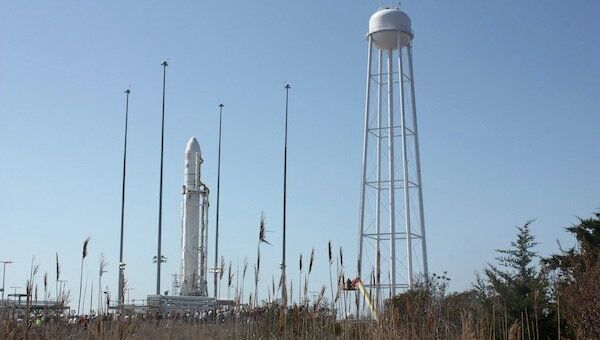 Ракета Антарес на стартовой площадке космодрома на острове Уоллопс, штат Виргиния