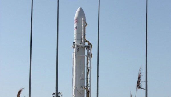 Ракета Антарес на стартовой площадке космодрома на острове Уоллопс, штат Виргиния
