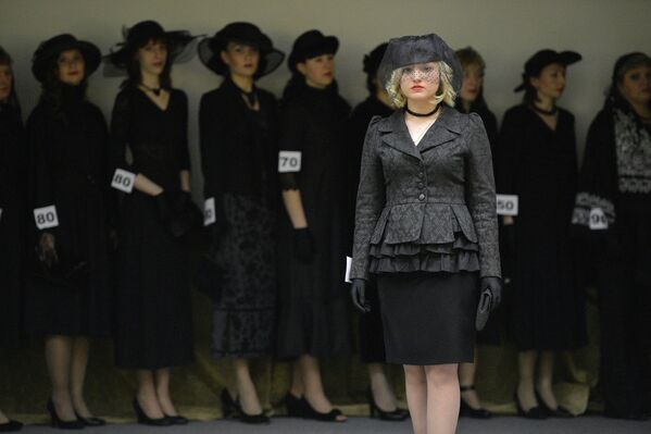 Дефиле траурной моды в рамках форума похоронной отрасли в Новосибирске