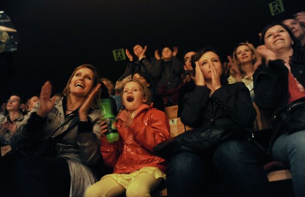 Зрители во время последнего спектакля Баттута на VIII международном театральном фестивале имени Чехова