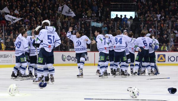 Хоккеисты московского Динамо радуются победе в Кубке Гагарина.