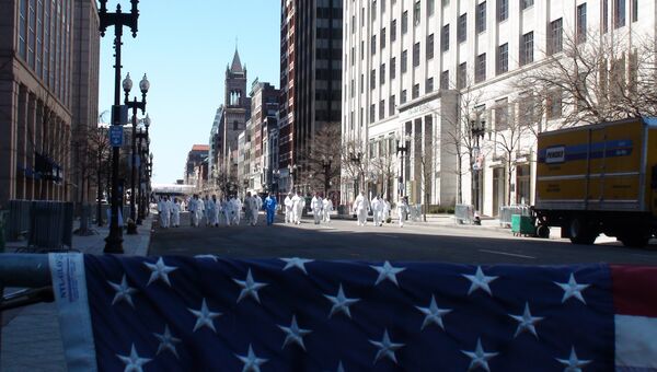 Марафонец из Китая принес к месту трагедии в Бостоне национальный флаг