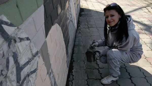 Художники расписывают опорную стену во Владивостоке