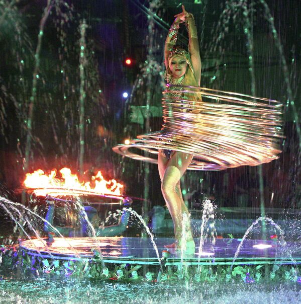 Артистка Московского цирка на воде Алиса Гашокина во время исполнения номера с хула-хупами