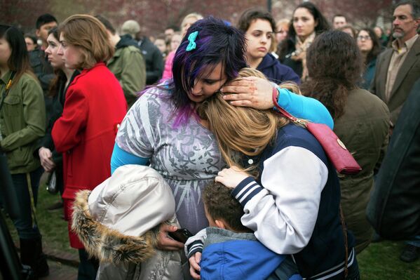 Жители Бостона на поминальном богослужении в память погибших при взрывах