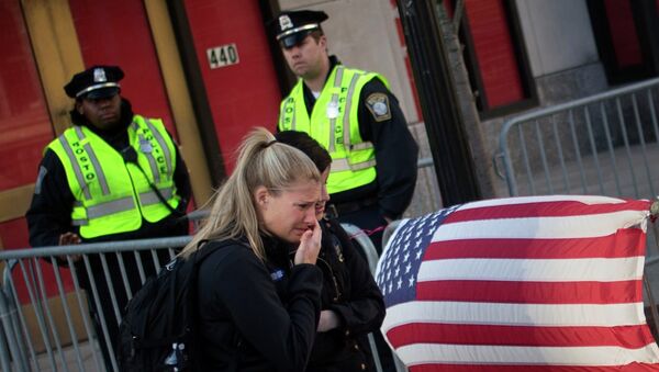 Жители Бостона вспоминают жертв взрывов на марафоне
