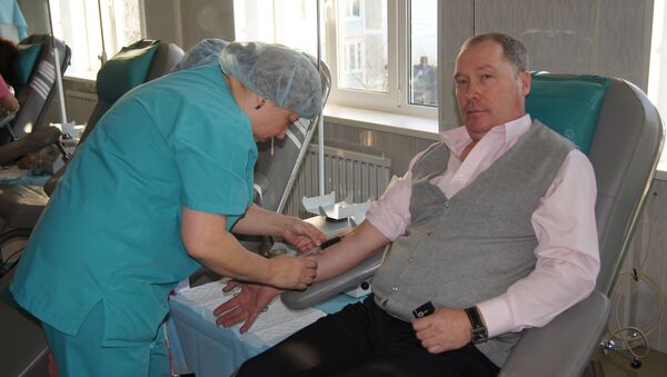 Житель Владивостока стдает кровь на краевой станции переливания крови