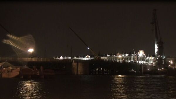 Буксир врезался в опору Дворцового моста в Петербурге