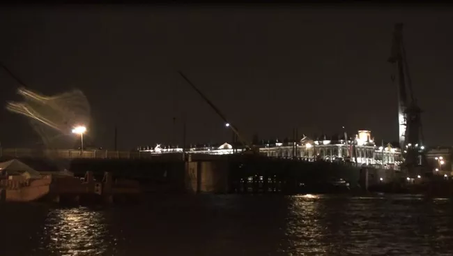 Буксир врезался в опору Дворцового моста в Петербурге