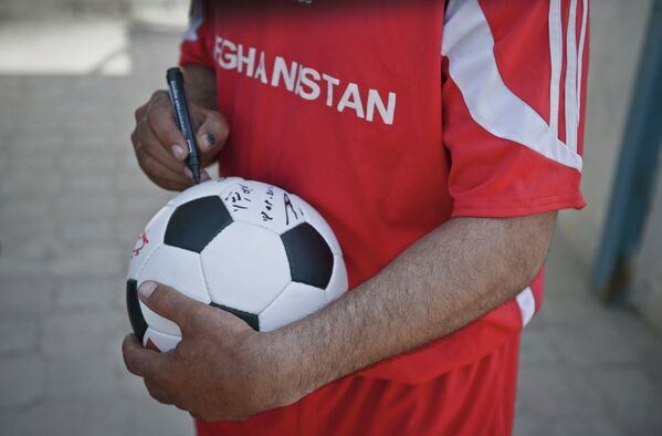 Игрок афганской команды перед матчем серии Шурави против моджахедов в Кабуле
