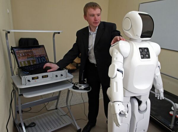 Максим Степаненко настраивает для демонстрации антропоморфного робота AR-600