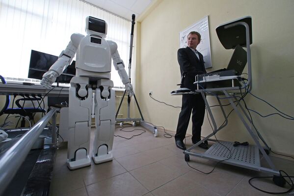 Максим Степаненко настраивает для демонстрации антропоморфного робота AR-600
