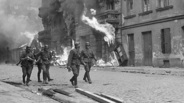 Гитлеровцы из ударной группы среди горящих зданий в Варшавском гетто