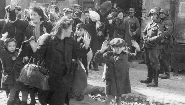 Прятавшиеся в подвалах домов Варшавского гетто женщины и дети выходят с поднятыми руками