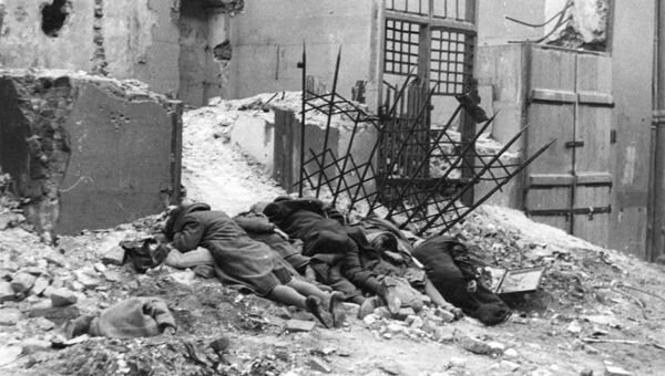 Убитые повстанцы на развалинах здания в Варшавском гетто
