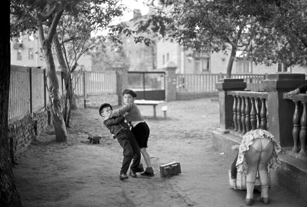 «А у нас во дворе» — снимок Всеволода Тарасевича 1967 года из серии «Мальчишки и девчонки».